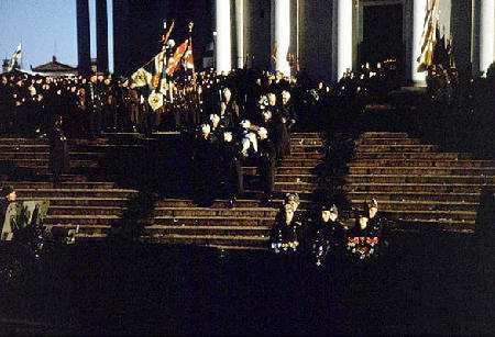 Saattojoukko lhdss Suurkirkosta