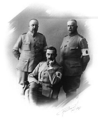 Mannerheim ja hnen lhimmt avustajansa Hannes Ignatius ja Gsta Theslf