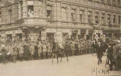 Mannerheim saapumassa Runebergin patsaalle ohimarssia vastaanottamaan