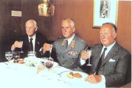 Everstiluutnantti Lars Rnnqvist, kenraali Gustav Hgglund ja Marsalkan veljenpoika kreivi C.G. Mannerheim ovat asettuneet marsalkan kantapytn