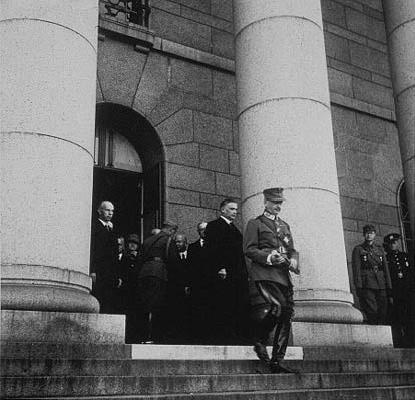 Presidentinvaalien jlkeen eduskunnan portailla 4.8.1944