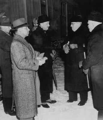 Oikealta alkaen Carl Enckell, J K Paasikivi, Mannerheim ja adjutantti Ranner Grnvall